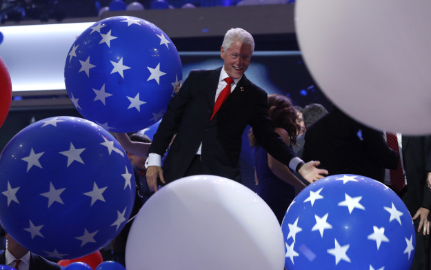 17 bức hình cựu Tổng thống Bill Clinton chơi với bóng bay sẽ khiến bạn ngạc nhiên vì tính hài hước của ông - Ảnh 12.
