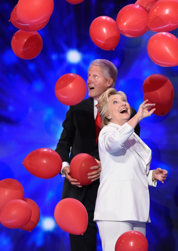 17 bức hình cựu Tổng thống Bill Clinton chơi với bóng bay sẽ khiến bạn ngạc nhiên vì tính hài hước của ông - Ảnh 13.