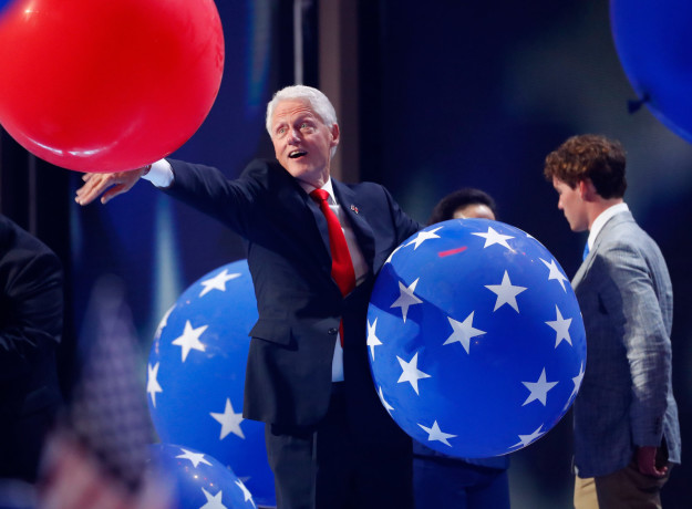 17 bức hình cựu Tổng thống Bill Clinton chơi với bóng bay sẽ khiến bạn ngạc nhiên vì tính hài hước của ông - Ảnh 5.