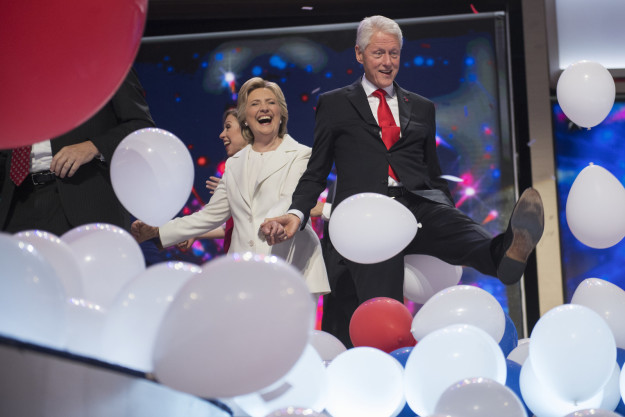 17 bức hình cựu Tổng thống Bill Clinton chơi với bóng bay sẽ khiến bạn ngạc nhiên vì tính hài hước của ông - Ảnh 11.