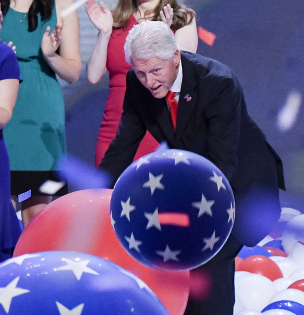 17 bức hình cựu Tổng thống Bill Clinton chơi với bóng bay sẽ khiến bạn ngạc nhiên vì tính hài hước của ông - Ảnh 10.