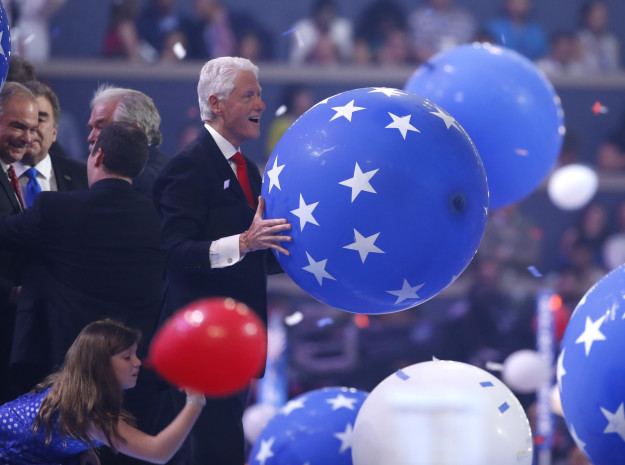 17 bức hình cựu Tổng thống Bill Clinton chơi với bóng bay sẽ khiến bạn ngạc nhiên vì tính hài hước của ông - Ảnh 9.