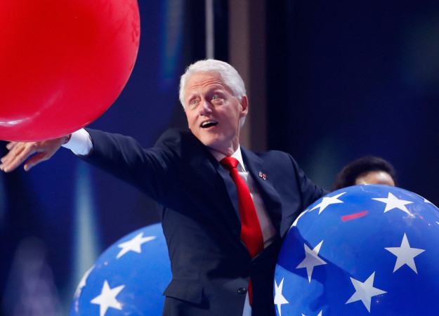 17 bức hình cựu Tổng thống Bill Clinton chơi với bóng bay sẽ khiến bạn ngạc nhiên vì tính hài hước của ông - Ảnh 6.