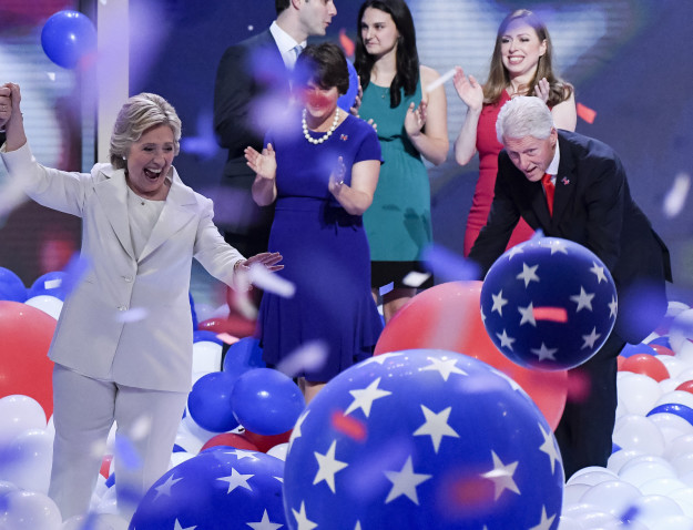 17 bức hình cựu Tổng thống Bill Clinton chơi với bóng bay sẽ khiến bạn ngạc nhiên vì tính hài hước của ông - Ảnh 8.