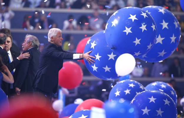 17 bức hình cựu Tổng thống Bill Clinton chơi với bóng bay sẽ khiến bạn ngạc nhiên vì tính hài hước của ông - Ảnh 3.