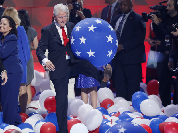 17 bức hình cựu Tổng thống Bill Clinton chơi với bóng bay sẽ khiến bạn ngạc nhiên vì tính hài hước của ông - Ảnh 4.