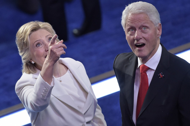 17 bức hình cựu Tổng thống Bill Clinton chơi với bóng bay sẽ khiến bạn ngạc nhiên vì tính hài hước của ông - Ảnh 1.