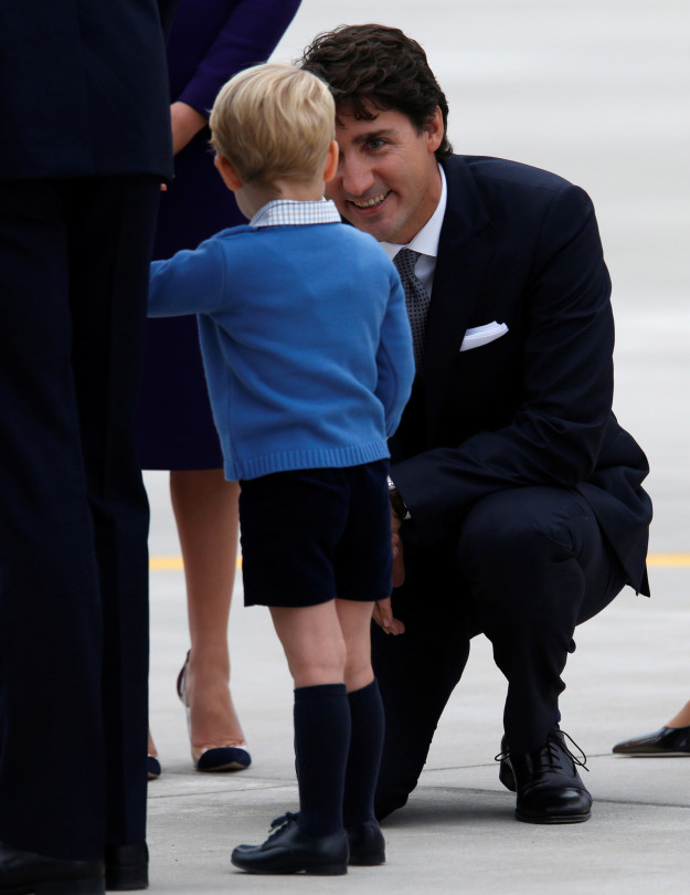 Hoàng tử nhí nước Anh lém lỉnh, từ chối đập tay Thủ tướng Canada - Ảnh 3.