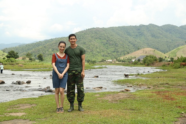 Angela Phương Trinh tay trong tay với “soái ca quân nhân”  Võ Cảnh bên sông - Ảnh 6.