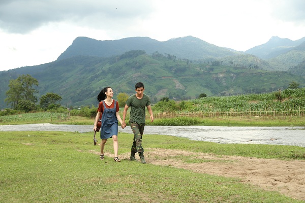 Angela Phương Trinh tay trong tay với “soái ca quân nhân”  Võ Cảnh bên sông - Ảnh 2.