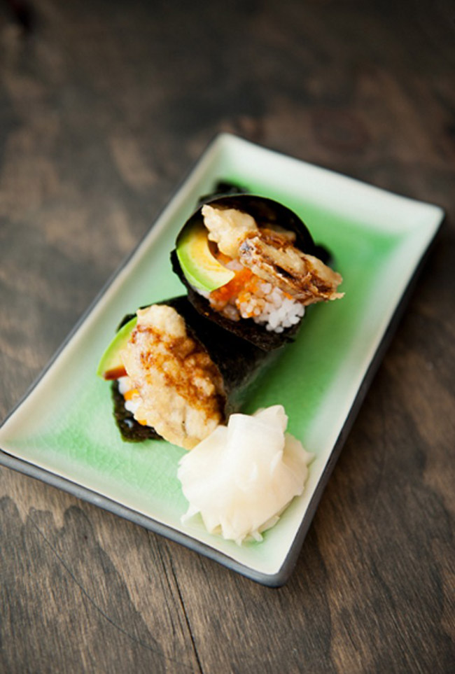 Làm sushi cuộn nấm cắn vào là giòn tan - Ảnh 10.