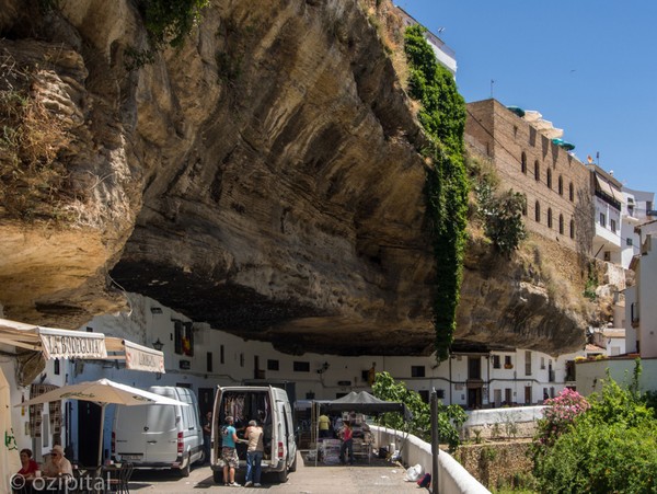 Lạ kỳ thị trấn Tây Ban Nha ẩn nấp dưới tảng đá khổng lồ - Ảnh 10.