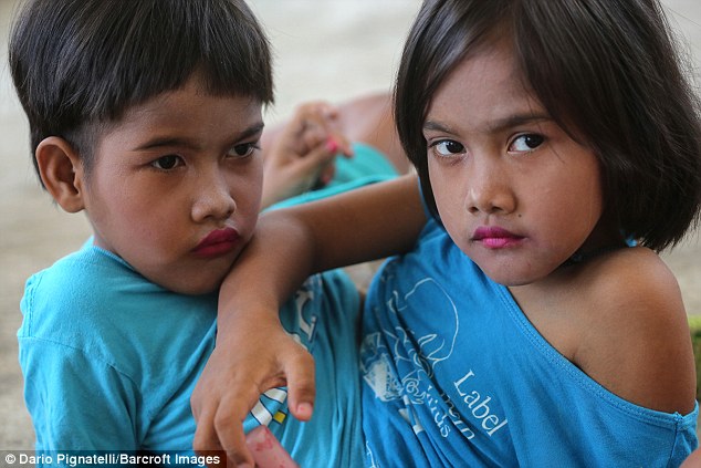 Cặp chị em sinh đôi Thái Lan: Hãy xem hình ảnh về cặp chị em sinh đôi Thái Lan đáng yêu này. Chúng ta sẽ được chiêm ngưỡng tình cảm đặc biệt giữa hai người, cùng lắng nghe những câu chuyện thú vị về cuộc sống và sự phát triển.