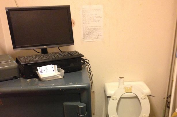 Tận dụng toilet làm phòng làm việc - khung cảnh kinh hoàng bên trong cửa hàng đồ ăn nhanh ở Anh - Ảnh 1.