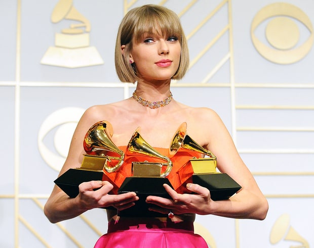 Tuổi 27 của Taylor Swift: Chia tay 2 bạn trai, bị vạch mặt giả dối và thành công nhất showbiz - Ảnh 1.