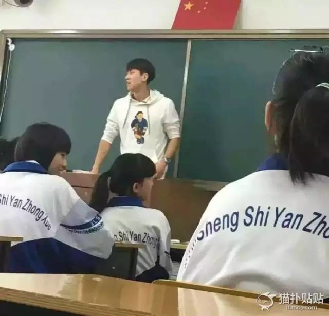 Hành động vén áo khoe múi bụng gây tranh cãi của thầy giáo trẻ và lí do ít ai ngờ tới - Ảnh 1.
