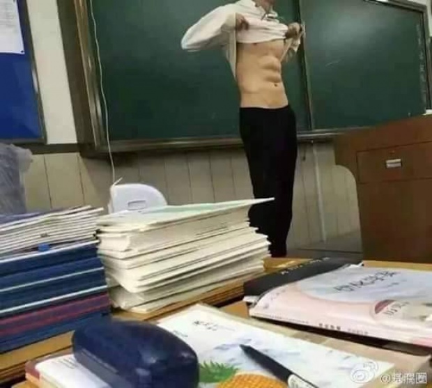 Hành động vén áo khoe múi bụng gây tranh cãi của thầy giáo trẻ và lí do ít ai ngờ tới - Ảnh 4.
