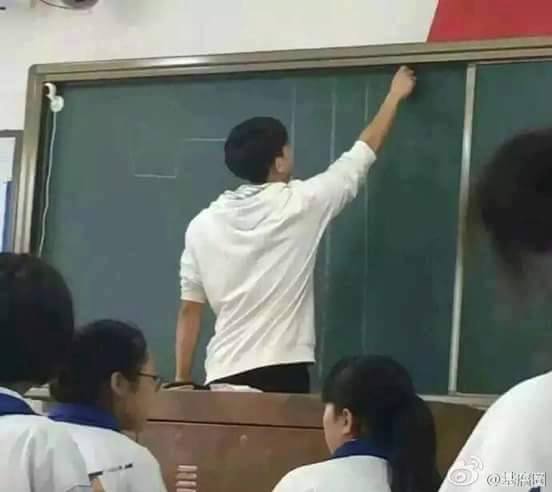 Hành động vén áo khoe múi bụng gây tranh cãi của thầy giáo trẻ và lí do ít ai ngờ tới - Ảnh 2.