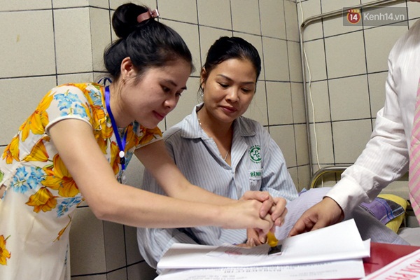 H&ograve;m phiếu di động gi&uacute;p bệnh nh&acirc;n bầu cử ngay tại giường bệnh - Ảnh 6.