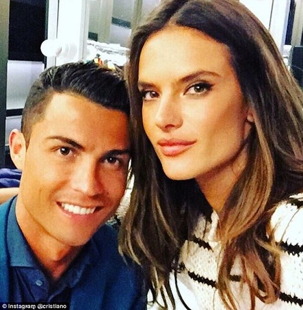 Ronaldo khoe body siêu chuẩn bên thiên thần Alessandra Ambrosio - Ảnh 3.