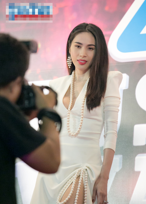 Phạm Hương, Lan Khu&ecirc; chăm diện lại v&aacute;y cũ từ đấu trường quốc tế - Ảnh 19.