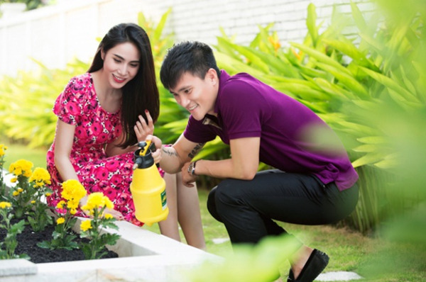 Công Vinh, Thủy Tiên nắm chặt tay nhau tình cảm trong ngày đầu năm - Ảnh 6.