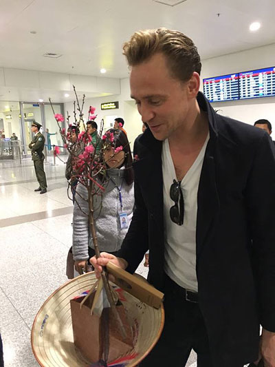 Loki Tom Hiddleston được fan Việt chào đón khi đến sân bay Nội Bài - Ảnh 1.