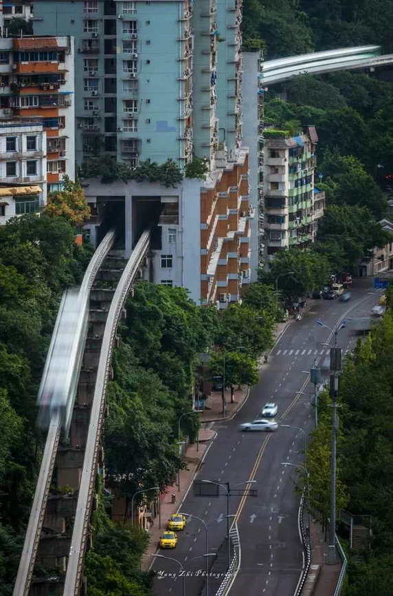Video tàu hỏa chạy xuyên qua các tòa nhà cao tầng ở Trung Quốc khiến nhiều người dựng tóc gáy - Ảnh 3.