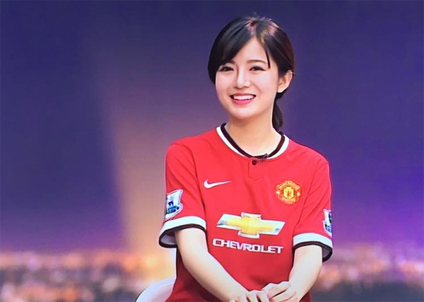 Hot girl Tú Linh: Derby Manchester đã thay đổi cuộc đời tôi - Ảnh 1.