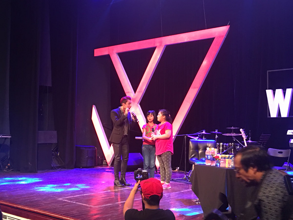 Clip: 2 em nhỏ lớp 4 thuộc l&ograve;ng v&agrave; h&aacute;t Bu&ocirc;ng đ&ocirc;i tay nhau ra c&ugrave;ng Sơn T&ugrave;ng - Ảnh 3.