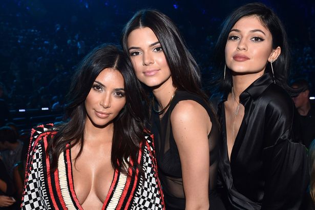 Học lỏm bí quyết ăn uống giữ dáng gợi cảm của chị em nhà Kardashian - Ảnh 1.