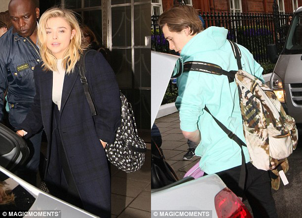 Chloe Grace Moretz t&igrave;nh cảm tựa đầu v&agrave;o vai Brooklyn Beckham trong xe - Ảnh 3.