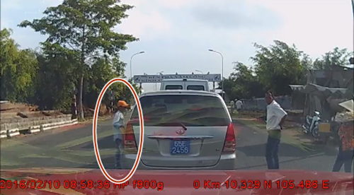 Clip: D&agrave;n cảnh b&aacute;n h&agrave;ng rong trộm 10 triệu đồng trắng trợn ngay bến ph&agrave; V&agrave;m Cống - Ảnh 2.