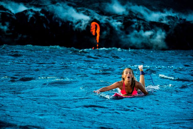Dám lướt sóng gần núi lửa phun trào, đây chính là cô gái dũng cảm nhất hệ mặt trời - Ảnh 1.