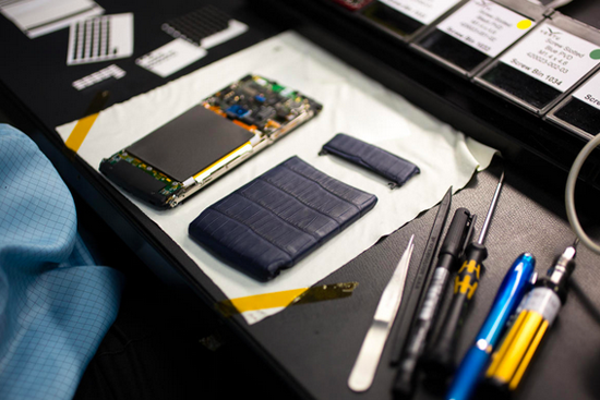 Đ&acirc;y l&agrave; c&aacute;ch những chiếc smartphone đắt nhất tr&ecirc;n thế giới được tạo ra - Ảnh 21.