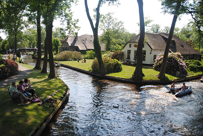 Ngẩn ngơ trước vẻ đẹp của Giethoorn, ngôi làng không lối đi tại Hà Lan - Ảnh 9.