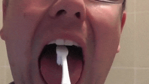 Những nơi cần phải l&agrave;m sạch nhưng thường bị bỏ qu&ecirc;n khi đ&aacute;nh răng - Ảnh 2.