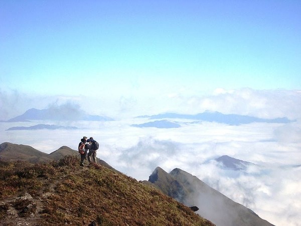 Nhức mắt cảnh phượt thủ xả r&aacute;c bừa b&atilde;i tr&ecirc;n d&atilde;y n&uacute;i T&agrave; X&ugrave;a, Bắc Y&ecirc;n - Ảnh 7.