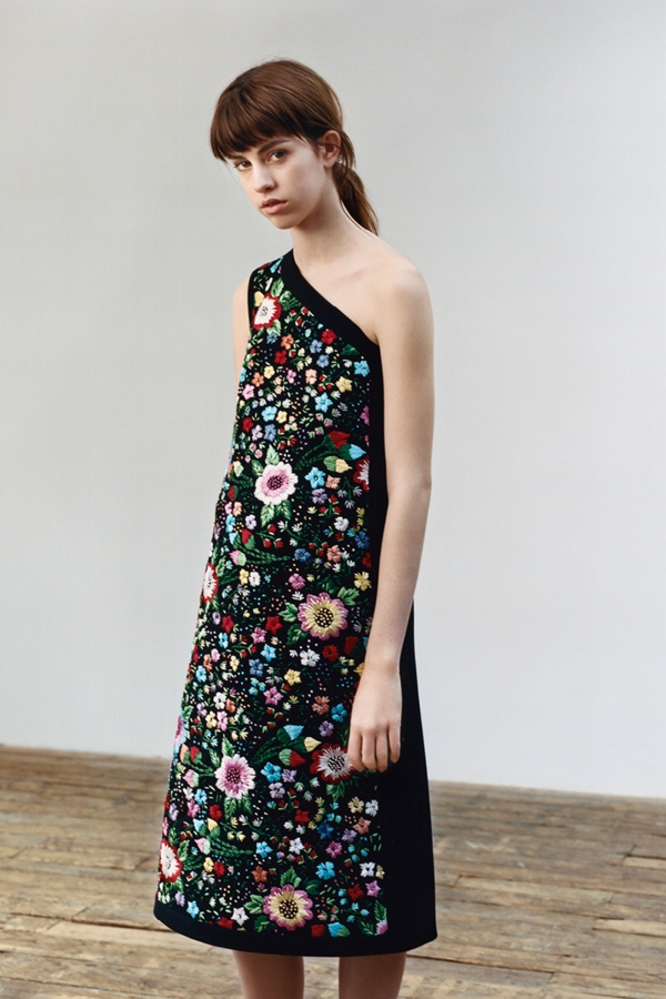 Đồ b&igrave;nh d&acirc;n của Victoria Beckham: rẻ hơn m&agrave; vẫn chảnh như thường - Ảnh 17.