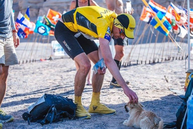 Cùng nhau vượt qua 124km chạy bộ trên sa mạc, cô chó đi lạc đã tìm được chủ mới cho mình - Ảnh 7.