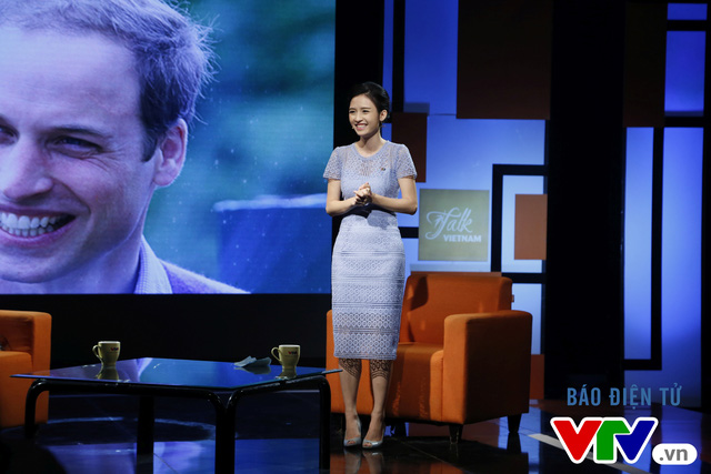 Xinh đẹp v&agrave; n&oacute;i tiếng Anh như gi&oacute; - nữ MC trực tiếp giao lưu với Ho&agrave;ng tử William l&agrave; ai? - Ảnh 7.