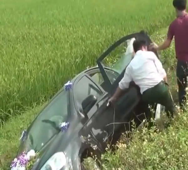 Clip: Xe hoa đ&oacute;n d&acirc;u bất ngờ lao xuống vệ đường ở Thanh H&oacute;a - Ảnh 2.