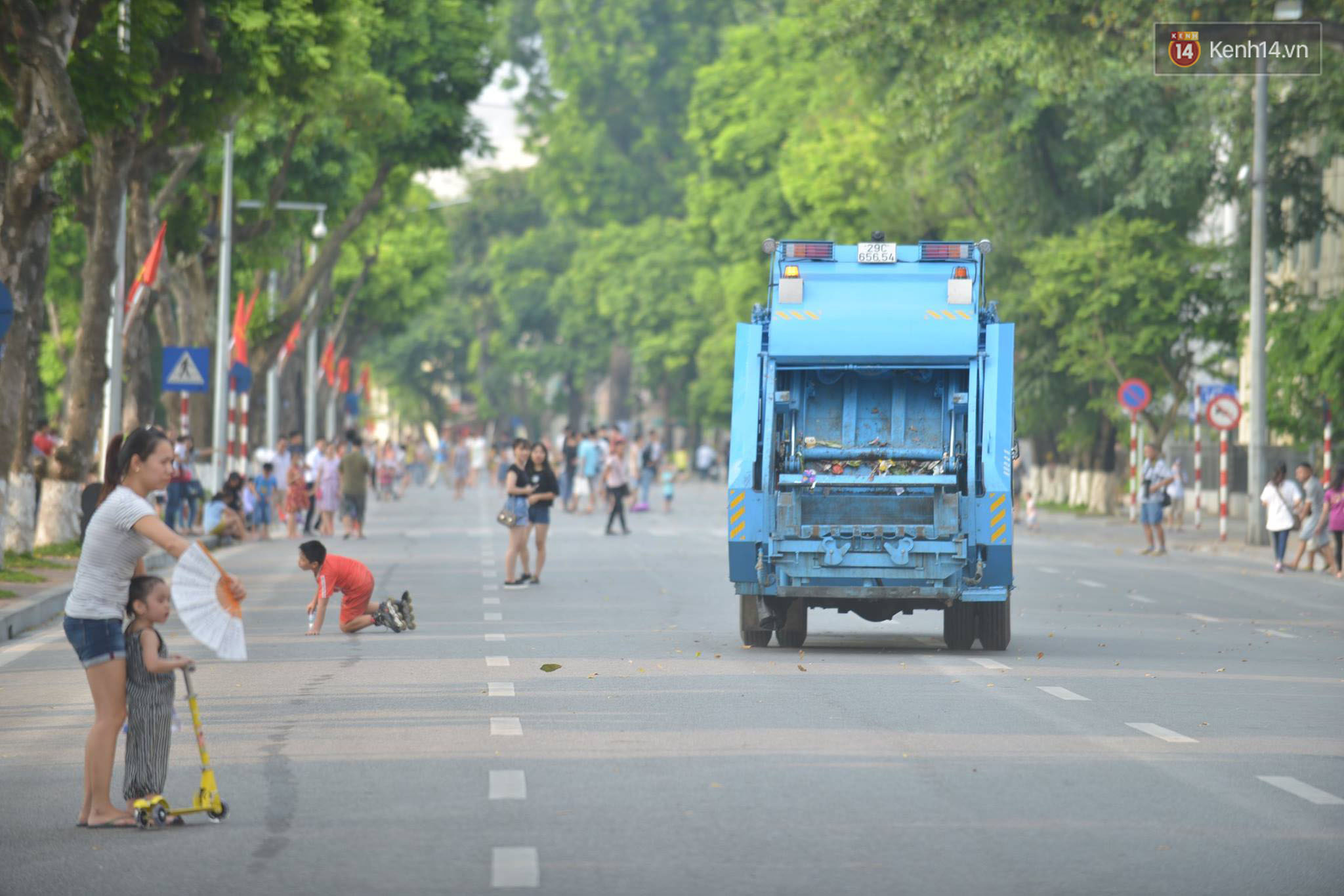 Xe biển xanh, xe chở rác không được phép vào trong phố đi bộ khi không ...