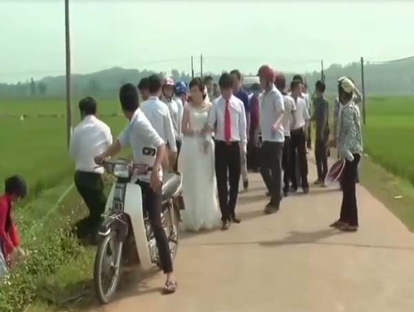 Clip: Xe hoa đ&oacute;n d&acirc;u bất ngờ lao xuống vệ đường ở Thanh H&oacute;a - Ảnh 3.
