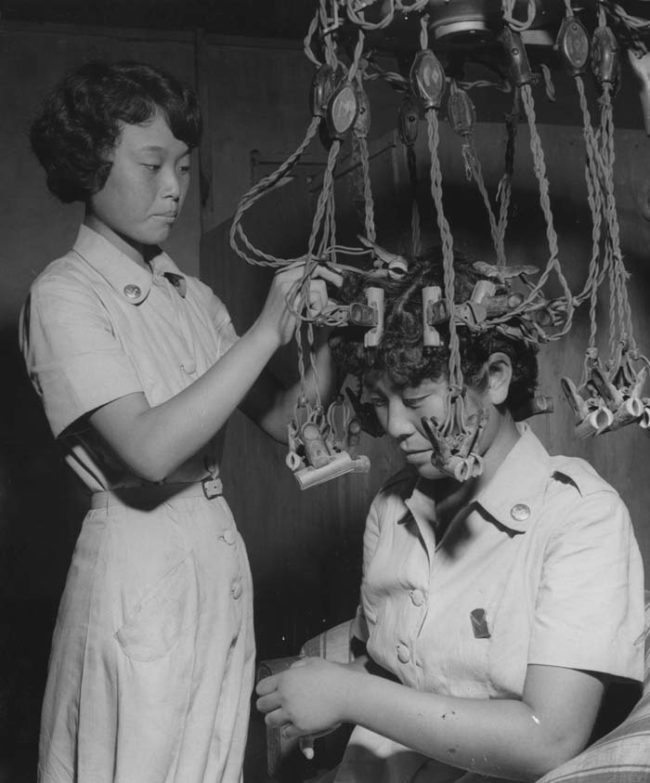 Sốc với công nghệ làm tóc xoăn xù mì của phụ nữ thập niên 1920 - Ảnh 11.