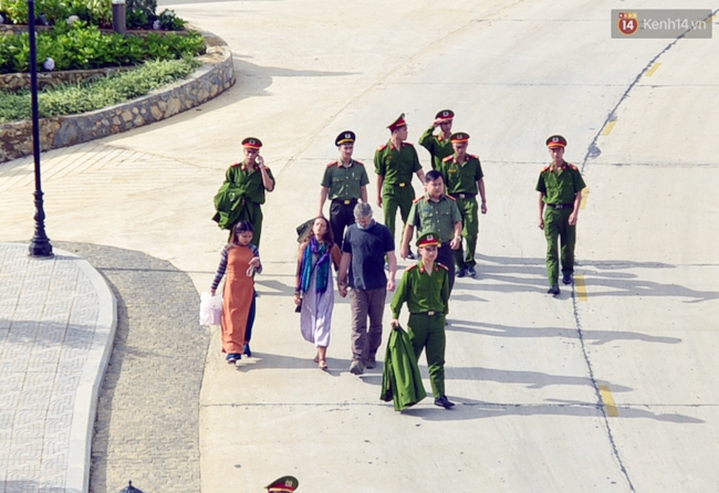 Thi thể du kh&aacute;ch người Anh được chuyển về Sa Pa trong sự ng&oacute;ng chờ m&ograve;n mỏi của người th&acirc;n - Ảnh 18.