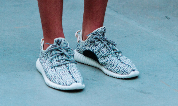 Giày Yeezy giá 20 triệu được rán giòn để trông... đỉnh hơn - Ảnh 1.