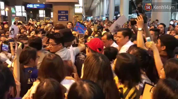 Yesung bị bao vây bởi đám đông fan chật kín, fan bưng mặt khóc vì quá xúc động - Ảnh 11.