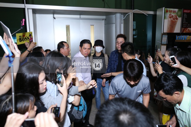Yesung bị bao vây bởi đám đông fan chật kín, fan bưng mặt khóc vì quá xúc động - Ảnh 6.