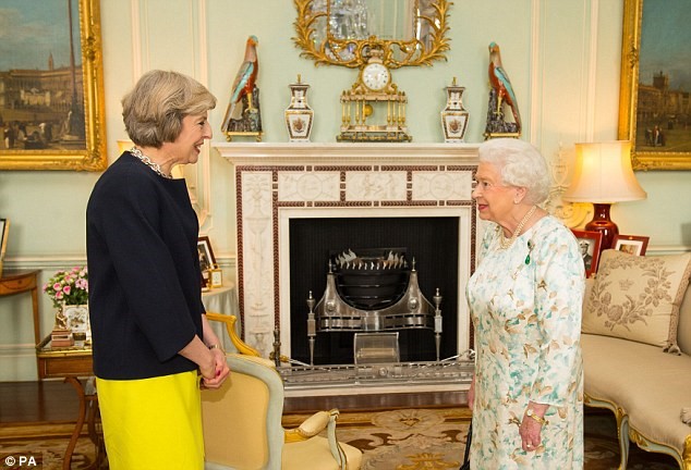 Bóng hồng mới trên chính trường Anh: Bà Theresa May chính thức nhậm chức Thủ tướng - Ảnh 3.